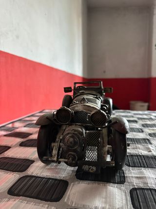 Coche antiguo de metal