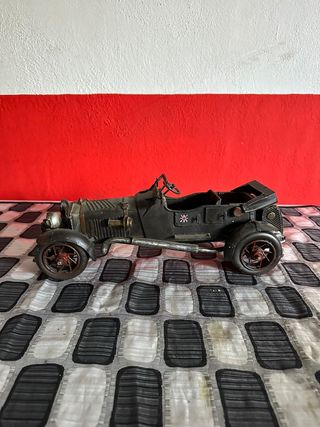 Coche antiguo de metal