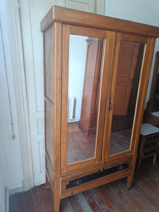 Armario antiguo de madera