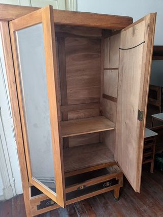 Armario antiguo de madera