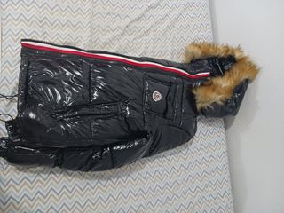 Chaqueta Moncler negra brillante