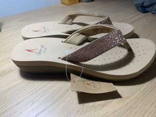 Chanclas cuña beige mujer nº 41. Nuevas.