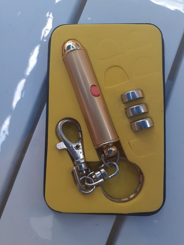 Mini puntero láser dorado