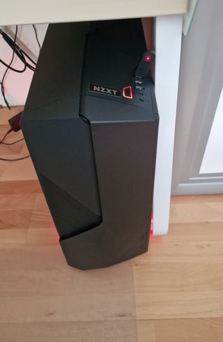 PC Gaming NZXT - Torre negra y roja