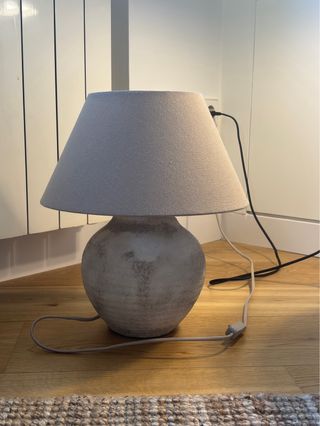 Lámpara mesa Zara Home - piedra 