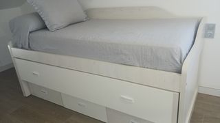 Cama blanca madera - 2 colchones y 3 cajones 