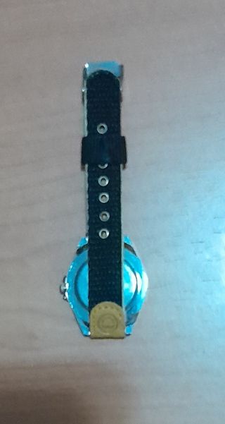 Reloj deportivo negro y beige 