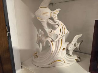 Escultura peces porcelana dorada