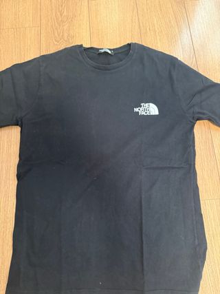 Camiseta The North Face negra