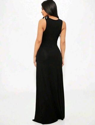 Vestido negro largo con abertura y Colgante 