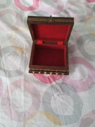 Caja de madera antigua