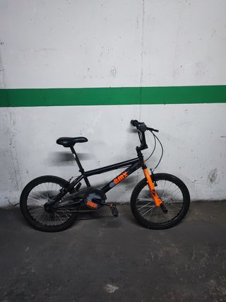 Bicicleta BMX negra y naranja
