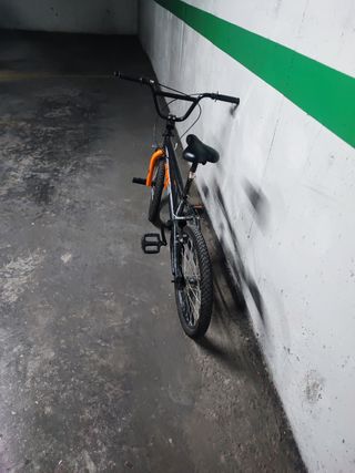 Bicicleta BMX negra y naranja