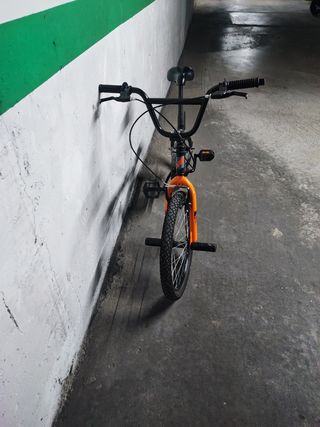Bicicleta BMX negra y naranja