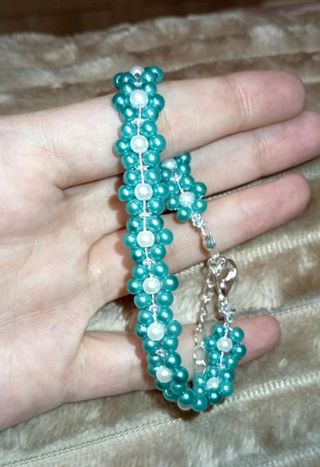 Pulsera hecha a mano con flores