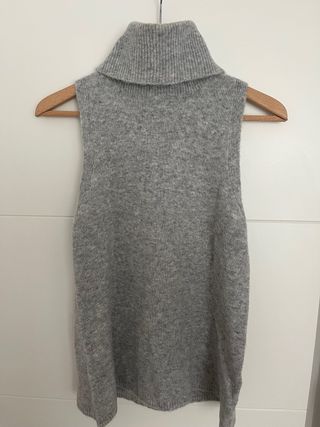 Chaleco de punto gris con cuello alto