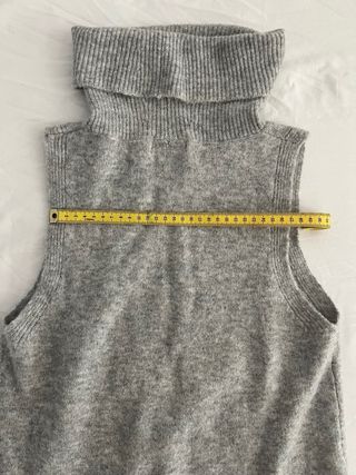 Chaleco de punto gris con cuello alto