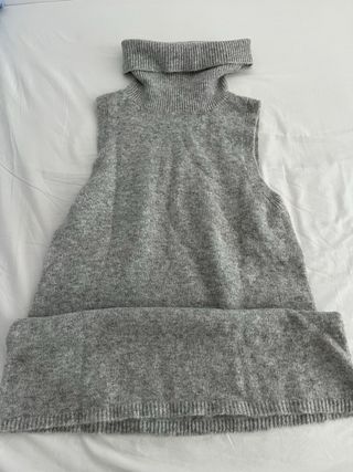 Chaleco de punto gris con cuello alto