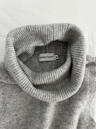Chaleco de punto gris con cuello alto