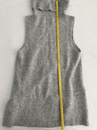 Chaleco de punto gris con cuello alto