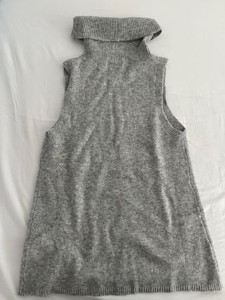 Chaleco de punto gris con cuello alto