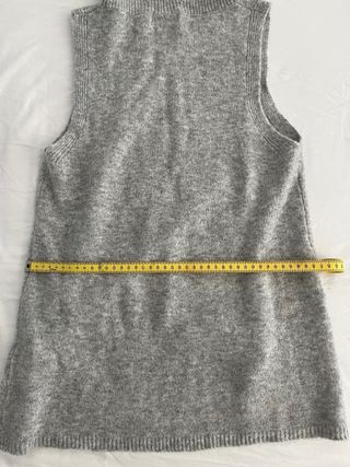 Chaleco de punto gris con cuello alto