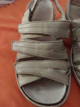 Sandalias de piel beige