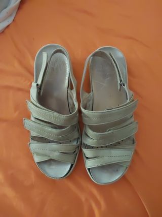 Sandalias de piel beige