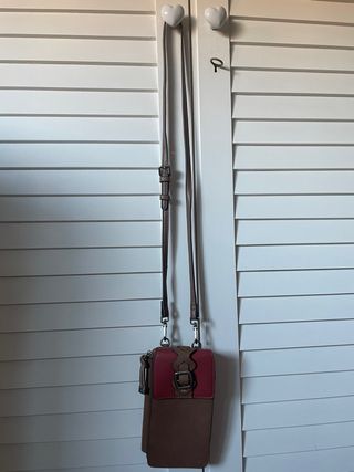 Bolso bandolera marrón y caldera 