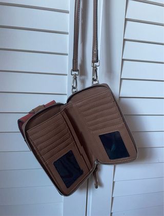 Bolso bandolera marrón y caldera 