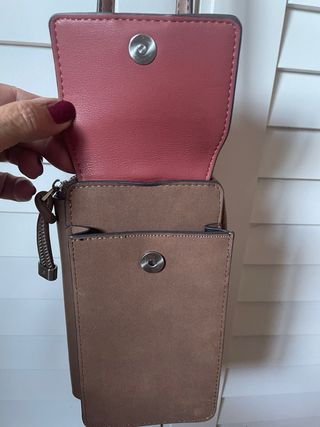 Bolso bandolera marrón y caldera 