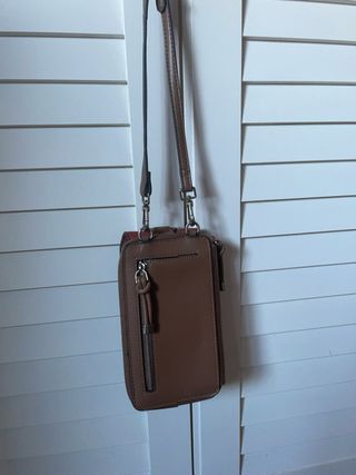Bolso bandolera marrón y caldera 