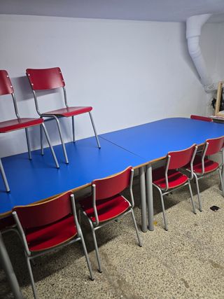 Mesa infantil azul con 8 sillas rojas