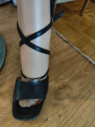 Sandalias negras piel tacón