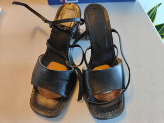 Sandalias negras piel tacón