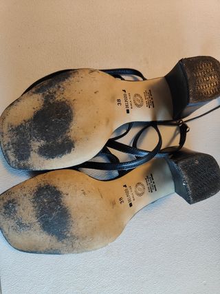 Sandalias negras piel tacón