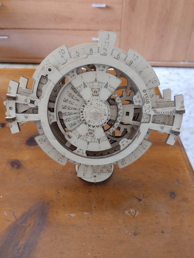 Calendario mecánico retro de madera