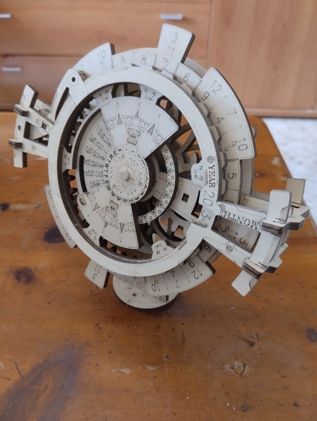 Calendario mecánico retro de madera