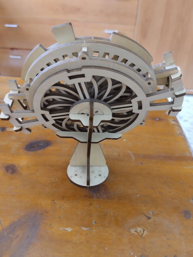 Calendario mecánico retro de madera