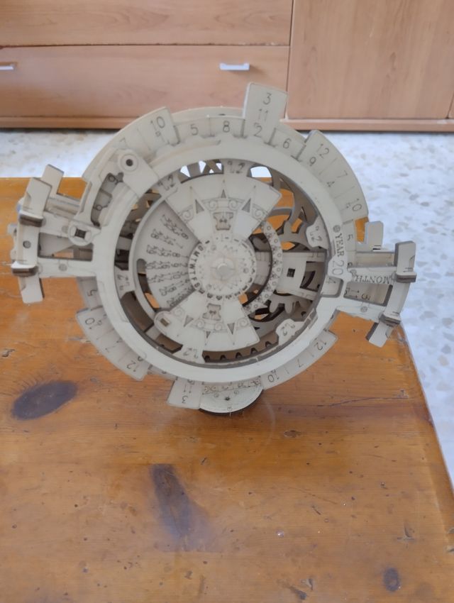 Calendario mecánico retro de madera