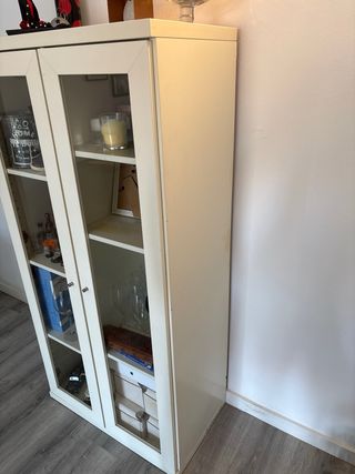 Vitrina blanca con puertas de cristal
