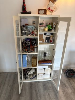 Vitrina blanca con puertas de cristal