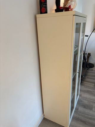 Vitrina blanca con puertas de cristal