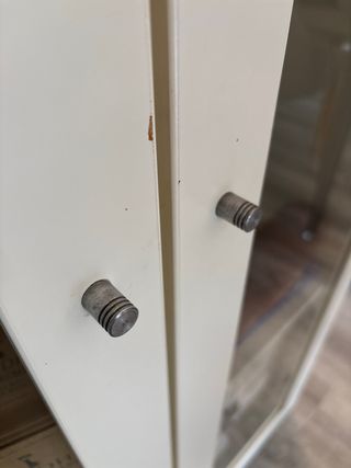 Vitrina blanca con puertas de cristal