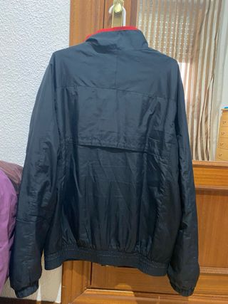 Chaqueta Nike negra y roja