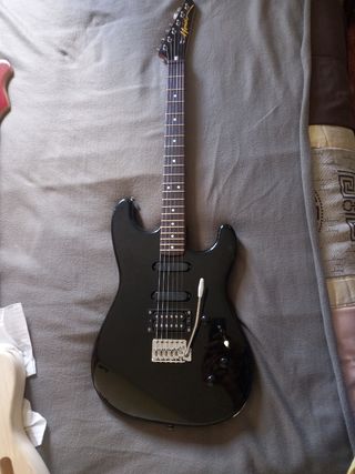 Hondo japon Superstrat configuración HSS y tremolo