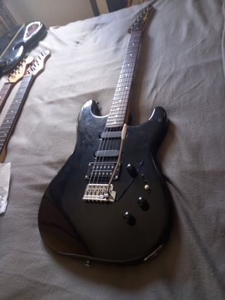 Hondo japon Superstrat configuración HSS y tremolo
