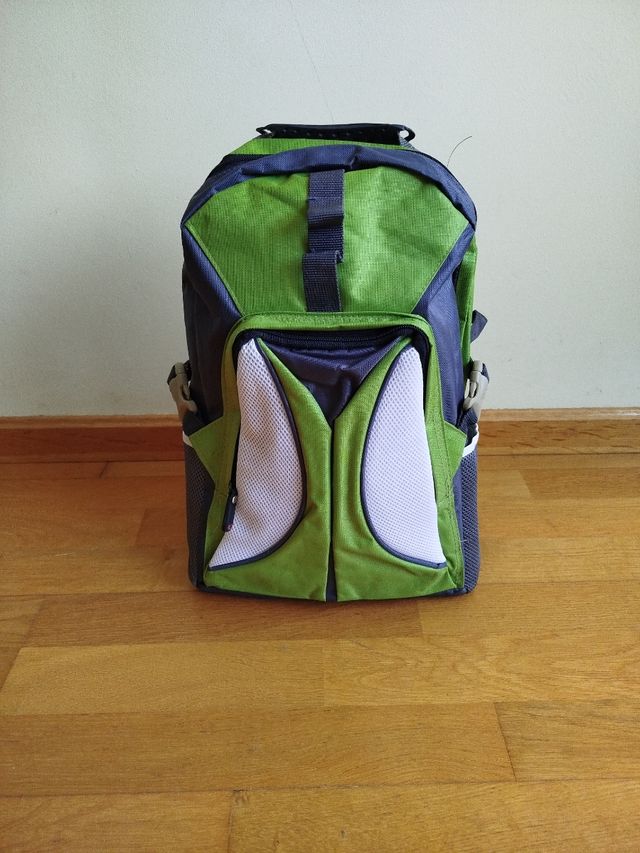 Mochila escolar verde y gris.
Está nueva.