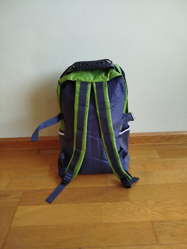 Mochila escolar verde y gris.
Está nueva.