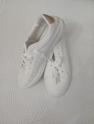 Tenis blancos nuevos